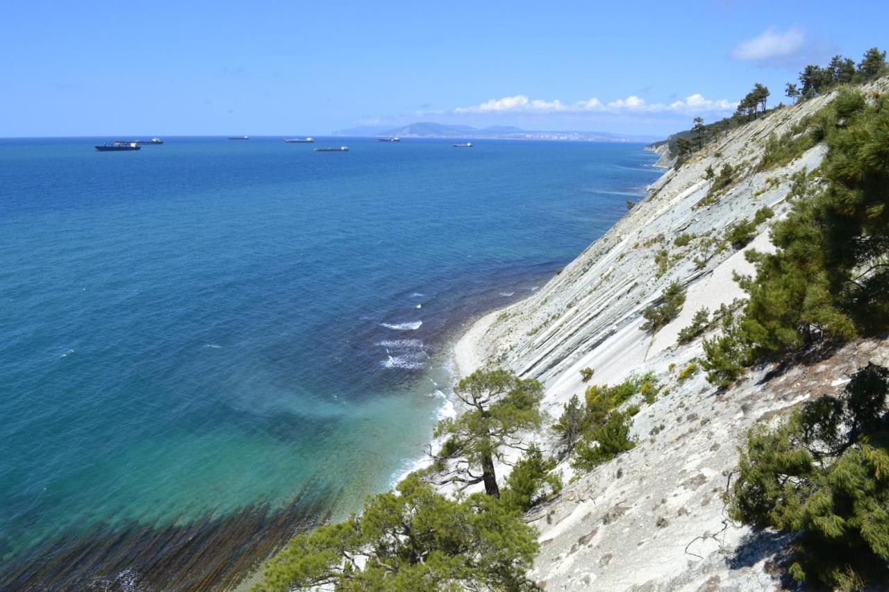 Море в районе геленджика. Голубая бухта Бжид.